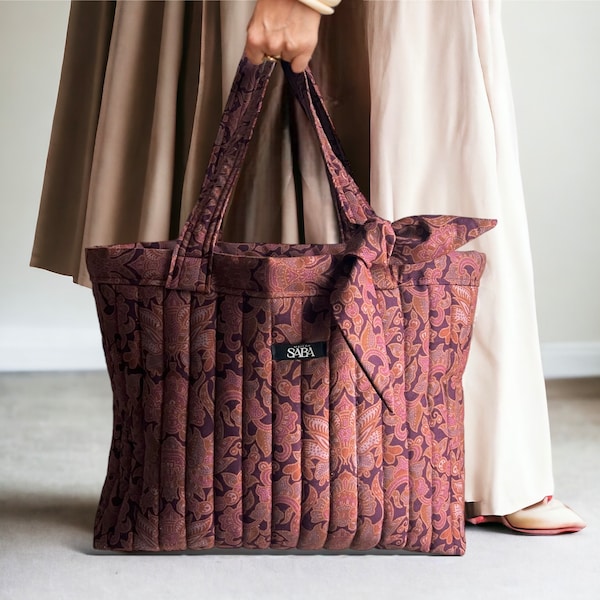 Sac cabas matelassé bohème chic, tissu batik Bali, tote bag fleuri prune rose