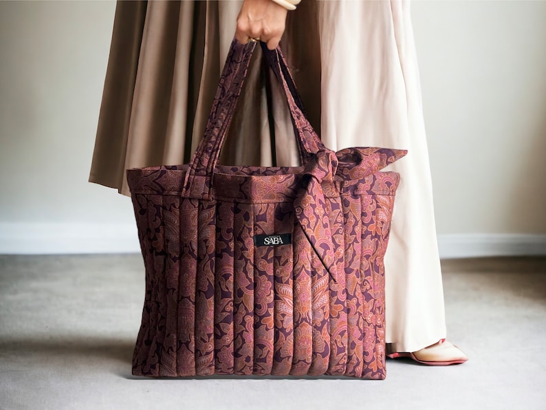 Sac cabas matelassé bohème chic, tissu batik Bali, tote bag fleuri prune rose image 1