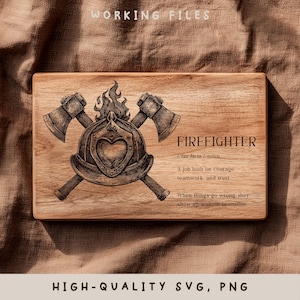 Puede incluir: Placa de madera con temática de bombero. El diseño presenta hachas cruzadas, un casco con un corazón y llamas. El texto incluye la definición de "Bombero" y palabras inspiradoras. La placa es rectangular.