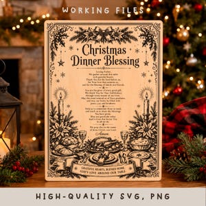 Könnte beinhalten: Ein rechteckiges Holzschild mit schwarzem, graviertem Text und Illustrationen. Der Text lautet Christmas Dinner Blessing, gefolgt von einem Gebet. Das Design umfasst Kerzen, ein Festmahl und Stechpalmenränder. Das untere Banner zeigt GRATEFUL HEARTS, GOD'S LOVE AROUND OUR TABLE.
