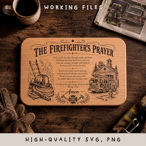 Könnte beinhalten: Eine rechteckige Holztafel mit dem eingravierten Feuerwehrgebet, verziert mit Abbildungen eines Feuerwehrhelms, einer Leiter, eines Feuerwehrautos und einer Feuerwache. Der Text enthält das vollständige Gebet und das Wort Amen.