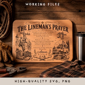Op de afbeelding: Een rechthoekige houten plaat met de gegraveerde tekst The Lineman's Prayer, vergezeld van illustraties van een elektriciteitspaal, een hoogwerker, werkschoenen, een veiligheidshelm en gereedschap, in donkerbruin op licht hout.