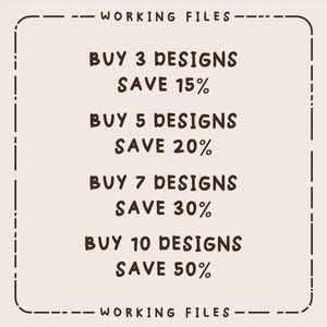 Peut inclure: Graphique beige avec le texte "WORKING FILES" en haut et en bas. Le texte central indique "ACHETEZ 3 DESIGNS &Eacute;CONOMISEZ 15%", "ACHETEZ 5 DESIGNS &Eacute;CONOMISEZ 20%", "ACHETEZ 7 DESIGNS &Eacute;CONOMISEZ 30%" et "ACHETEZ 10 DESIGNS &Eacute;CONOMISEZ 50%."