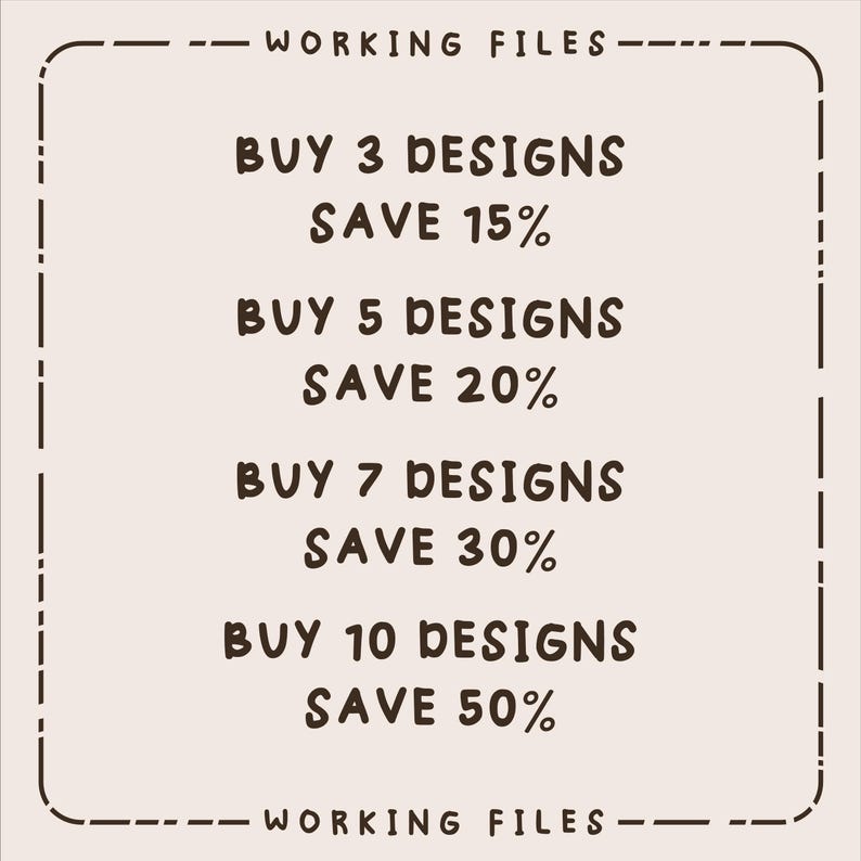 Peut inclure: Graphique beige avec le texte "WORKING FILES" en haut et en bas. Le texte central indique "ACHETEZ 3 DESIGNS &Eacute;CONOMISEZ 15%", "ACHETEZ 5 DESIGNS &Eacute;CONOMISEZ 20%", "ACHETEZ 7 DESIGNS &Eacute;CONOMISEZ 30%" et "ACHETEZ 10 DESIGNS &Eacute;CONOMISEZ 50%."