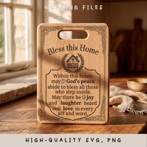 Pode incluir: Tábua de corte de madeira com o texto "Bless this Home" e uma borda decorativa. A tábua apresenta uma mensagem gravada sobre paz, alegria e amor. As palavras "HIGH-QUALITY SVG, PNG" estão na parte inferior.