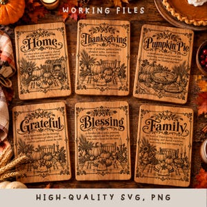 Può includere: Sei targhe rettangolari in legno con illustrazioni e testo incisi al laser a tema Ringraziamento. Ogni targa mostra una parola unica: Home, Thanksgiving, Pumpkin Pie, Grateful, Blessing e Family, accompagnate da dettagliate immagini di raccolto.