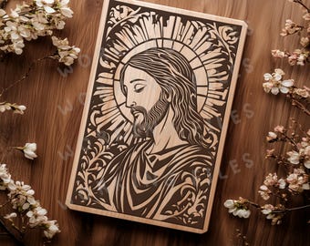 Puede incluir: Placa de madera rectangular con un relieve tallado de Jesús, enmarcado por un halo y diseños decorativos. El texto "WORKING FILES" está en la parte superior y "HIGH-QUALITY SVG, PNG, DXF" en la inferior. Flores rodean la placa.