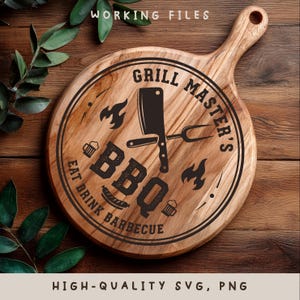 Peut inclure: Une planche à découper ronde en bois avec une poignée, ornée d'un motif barbecue. Le motif comprend les mots "Grill Master's BBQ Eat Drink Barbecue" et des images d'une hache, d'une fourchette, de flammes et de chopes de bière. Les mots "Working Files" et "High-Quality SVG, PNG" sont également visibles.