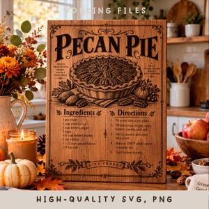 Puede incluir: Un letrero de madera rectangular con una ilustración grabada con láser de un pastel de nuez pecana, el título Pecan Pie, una lista de ingredientes y cinco instrucciones de horneado numeradas, con adornos decorativos y el texto Give Thanks.
