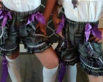 Geruite schoolshort met Schotse ruit en stroken en satijnen strikken voor meisjes