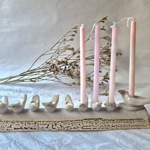 Modern Hanukkia | Hanukkia Menorá modern keramik | Judisk gåva keramik | Familj av fåglar