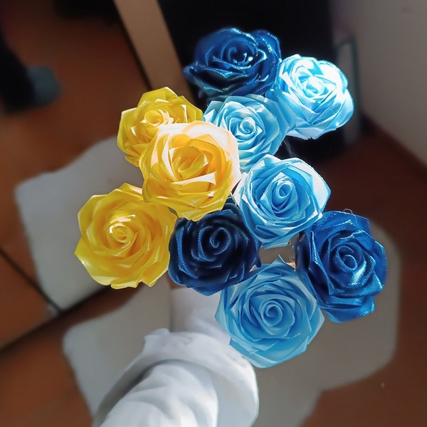 rose eterne in nastro raso decorabili a piacere coi brillantini. E' possibile richiedere anche un bouquet di fiori anche essi glitterati