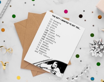 Può includere: Un biglietto d'auguri bianco con una busta marrone che riporta il testo THE GIFT I WANTED TO GET YOU seguito da un elenco di cibi tra cui 55 hamburger, 55 patatine, 55 tacos, 55 torte, 55 Cokes, 100 tater tots, 100 pizze, 100 tenders, 100 polpette, 55 caffè, 55 ali, 55 frullati, 55 pancake, 55 paste, 55 peperoni e 155 taters, con un'illustrazione in bianco e nero di una persona in auto nella parte inferiore.