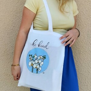Sac fourre-tout personnalisé, peint à la main, sac fourre-tout à fleurs, sac blanc, sac à bandoulière, création graphique, cadeau femme, sac de courses, citation inspirante