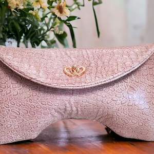 Cartera de mano de piel genuina grabada, diseño exclusivo con forma anatómica para llevar en la mano, con broche cierre de doble corazón