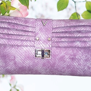 Cartera Serie TOP EXCLUSIVE V&G de piel genuina de tafilete grabado serpiente lila, tapa tableada, cierre bambú