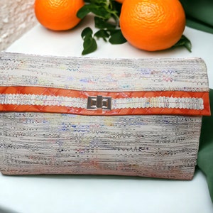 Sac à main en cuir véritable combinant un imprimé holographique multicolore en daim beige avec un porte-carte gravé en crocodile orange