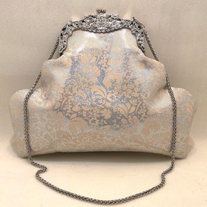 Clutch cartera tamaño XL con boquilla victoriana y cadena, realizada en exclusiva piel genuina italiana, beige con estampado holográfico.