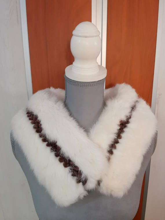 NOVEDAD EXCLUSIVA. Cuello bufanda de piel de conejo de Angora blanco con detalle de terciopelo en color marrón.