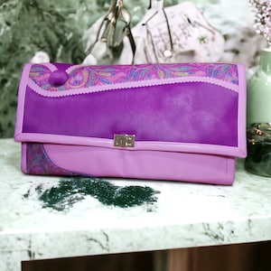 Großes Portemonnaie, exklusives Magenta-Muster der V&G-Serie, Kombination aus echtem Marokko-Leder, Ziegenhaar und graviertem und bedrucktem Leder.