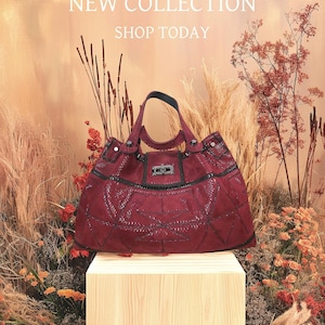 TOP-TREND. Handtasche im Baggette-Stil, echtes kastanienbraunes Wildleder mit glänzender Gravur, exklusive, unverzichtbare Trendtaschen.