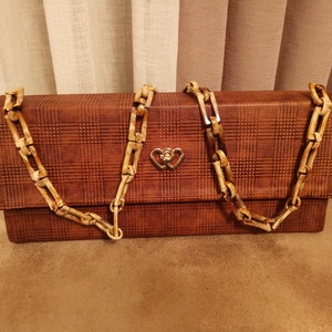 Bolso cartera XXL de cuero grabado cuadros Príncipe de Gales, con cierre de broche doble corazón dorado y bandolera de eslabones de resina