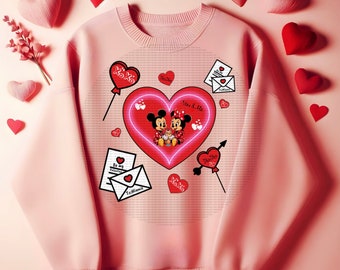 Può includere: Felpa rosa con un tema di San Valentino con Mickey e Minnie Mouse in un cuore con luci al neon. Il design include cuori, frecce e il testo "You & Me".