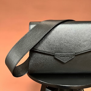Schwarze Leder Umhängetasche, Crossbody-tasche, schwarze Ledertasche, 100% Ledertasche, Tasche für alle Gelegenheiten, zeitlose Tasche, moderne Tasche, schwarze Tasche