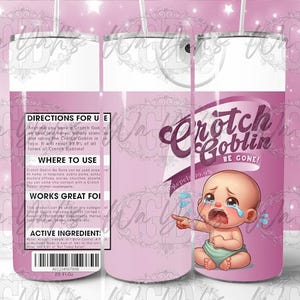 Op de afbeelding: Een roze roestvrijstalen tumbler met een huilende cartoonbaby en de tekst "Crotch Goblin Be Gone!" en "Repels 99.9%". De tumbler heeft een witte achtergrond en een roze deksel.