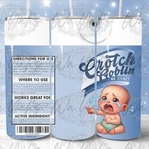 Op de afbeelding: Een blauwe en witte tumbler met een huilende cartoonbaby en de tekst "Crotch Goblin Be Gone!" aan de voorkant. De achterkant van de tumbler heeft gebruiksaanwijzingen en een lijst met ingrediënten.