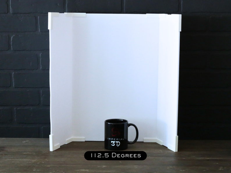 Op de afbeelding: Een witte achtergrond met een zwarte mok waarop "Imperial 3D" in witte letters staat. De achtergrond is in een hoek van 112,5 graden geplaatst.