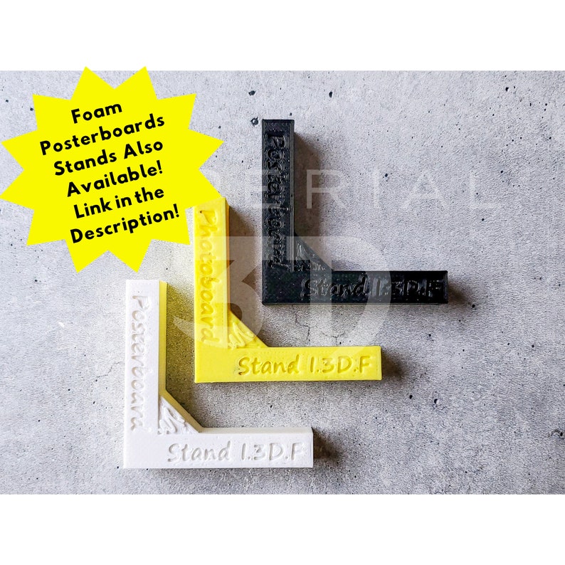 Op de afbeelding: Drie schuimposterboardstandaards in zwart, geel en wit. Elke standaard heeft de tekst "Stand 1.3D.F" erop gedrukt. De standaards zijn ontworpen om posterboards rechtop te houden.