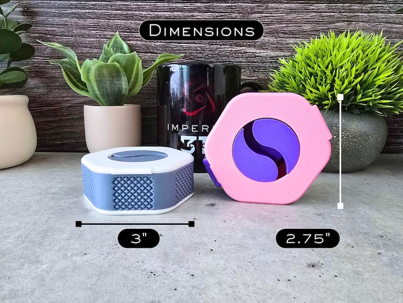 K&ouml;nnte beinhalten: Zwei runde Beh&auml;lter mit Deckeln. Der Beh&auml;lter links ist grau mit einem wei&szlig;en Deckel und hat einen Durchmesser von 7,6 cm. Der Beh&auml;lter rechts ist rosa mit einem violetten Wirbelmuster und hat einen Durchmesser von 7 cm.