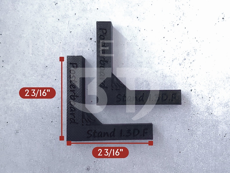 K&ouml;nnte beinhalten: Schwarzes Winkelwerkzeug mit den Aufschriften "Posterboard" und "Stand 1.3.D.F.". Jede Seite des Werkzeugs misst 5,56 cm. Das Werkzeug befindet sich auf einem grauen Hintergrund.