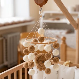 Mobilny wózek dla dziecka Goldendoodle. Kosz prezentowy dla nowego dziecka. Mobilny wózek dla dziecka z szydełkowym szczeniakiem. Prezent na baby shower. Prezent dla przyszłej mamy. Prezent świąteczny dla nowego dziecka
