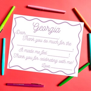 Personalisierte Dankeskarte für Kinder. Füllen Sie die leere Dankeskarte aus. Druckbare Notiz für Geburtstagsfeiern. Füllen Sie die Dankeskarte aus. Benutzerdefinierte Kinderschrift, gewellt
