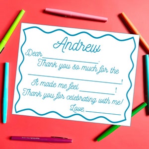 Personalisierte Dankeskarte für Kinder. Füllen Sie die leere Dankeskarte aus. Druckbare Notiz für Geburtstagsfeiern. Füllen Sie die Dankeskarte aus. Benutzerdefinierte Kinderschrift, gewellt