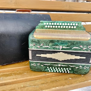 Weißgold Knopf Akkordeon | Sowjetischer Garmon | Grünes Pearloid Folksinstrument | Funktionsfähiger Zustand | Seltenes UdSSR Akkordeon, 25/25