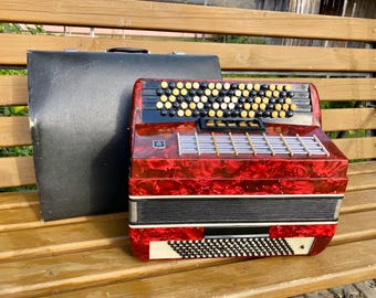ア*ム様 バヤン　ロシア　アコーディオン　アンティーク バヤン、ロシアОгонёк 2 ボタン式アコーディオン 7.4kg - メルカリ