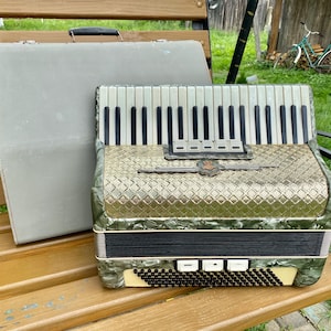 Vintage Weltmeister Piano Accordion Lightweight, made in Germany,120 bass buttons, straps, original musical instrument with accordion,3 voic