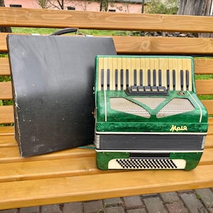 Russian piano accordion Mriya 80 bass buttons, made in Russia, keyboard accordion, 5 registers, original case