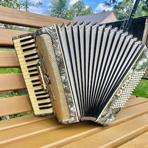 Amoreto accordion,  accordion, 96 Bass, 37 key,3 voice,5+3register, Germany accordion, Vintage accordion, Accordeon,