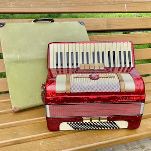 Hansa accordion,  accordion, 96 Bass, 37 key,3 voice,5+3register, Germany accordion, Vintage accordion, Accordeon, made in Germany, case