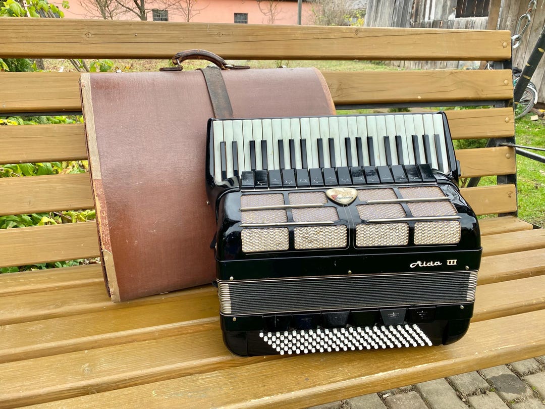 Lignatone Aida III Full Size Piano Accordion, Made in