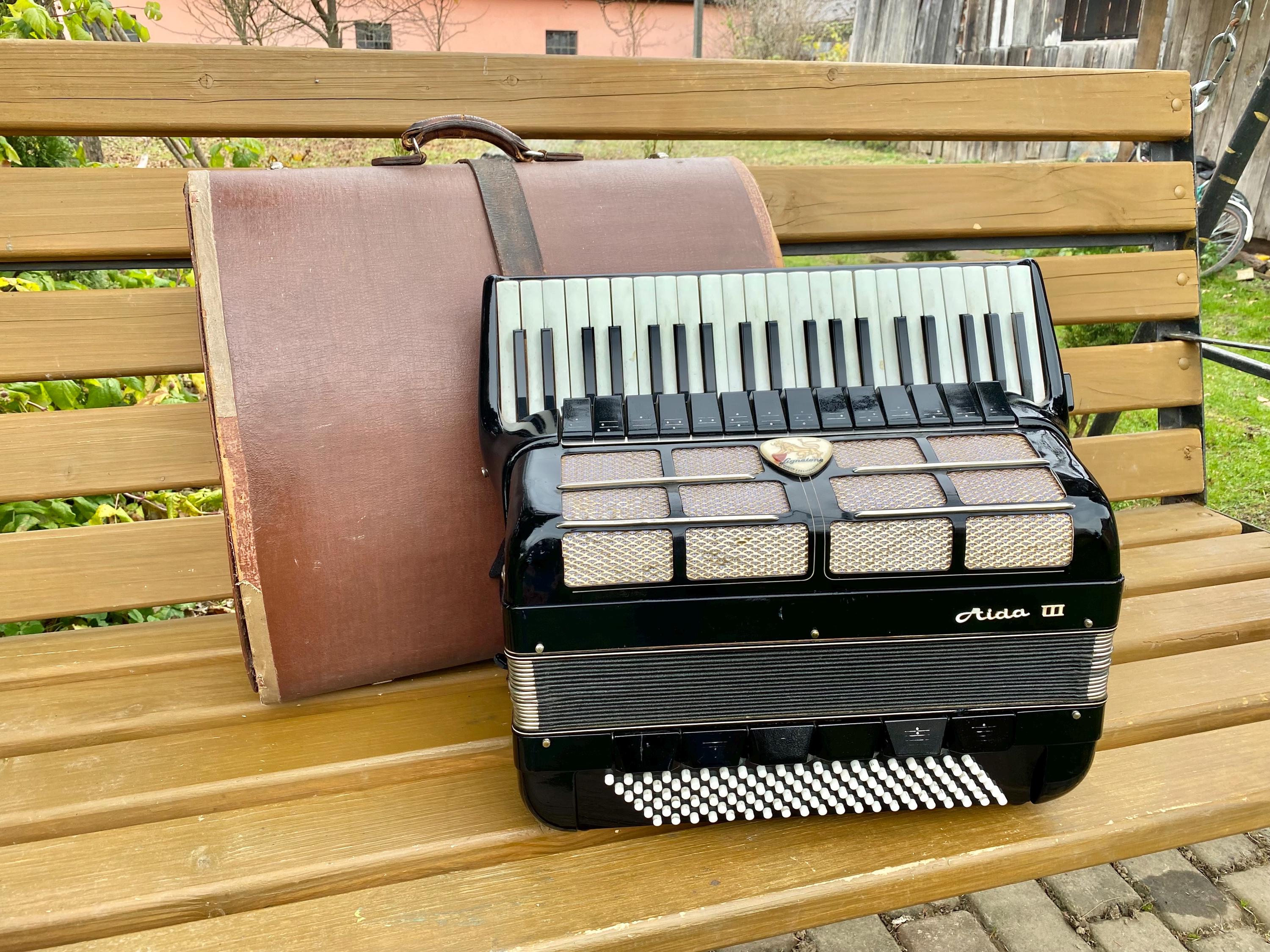 Lignatone Aida III Full Size Piano Accordion, Made in