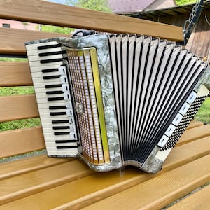 Weltmeister  made in Germany 96 Bass Piano Accordion, New Straps, 9+5 register, Vintage Keyboard Accordian Musical Instrument
