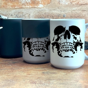 Taza de cerámica con calavera gótica que cambia de color: un regalo ideal para los fanáticos del terror gótico.