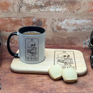 Carta del Tarot – El Lector – Tabla de Té y Galletas Personalizada y Grabada – Regalo de Cumpleaños para el Lector