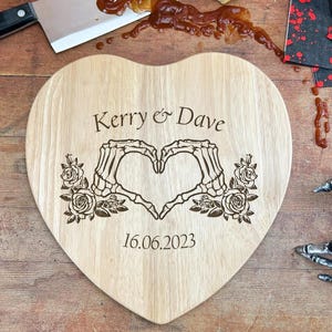 Tabla de cortar de madera con diseño de corazón y manos góticas para pareja. Regalo personalizado de temática gótica, emo y de terror. Madera. 5 años.