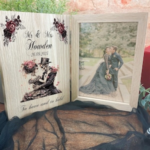 Marco de fotos personalizado de pareja de calaveras para boda o aniversario, con temática gótica, emo o de terror. Impresión UV a color en roble macizo.